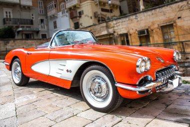 Güzel Chevrolet Corvette C1 Valletta, Malta 'nın eşsiz sokaklarında