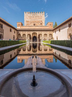  Ünlü çeşmesi ve bahçesiyle Generalife avlusunun genel manzarası. Alhambra de Granada 
