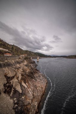 Atazar barajının duvarı ve aynı ismin rezervuarı. Atazar (Madrid).
