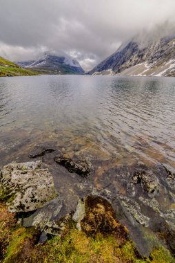 Djupvatnet, Stranda belediyesinin güneydoğu köşesinde, Mre og Romsdal ilçesine bağlı bir göldür.