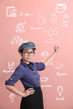 Güzel Asyalı kız duvara kahve menü yazma