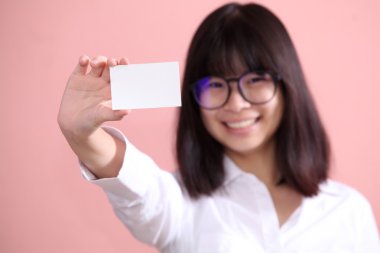 Kız holding boş sayfa