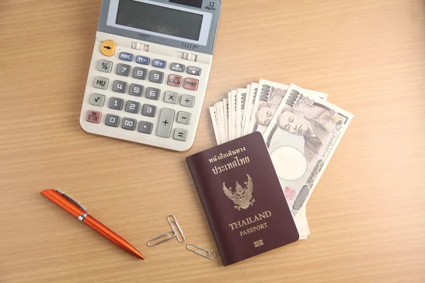 Nota de iene japonês e calculadora de passaporte tailandês — Fotografia de Stock