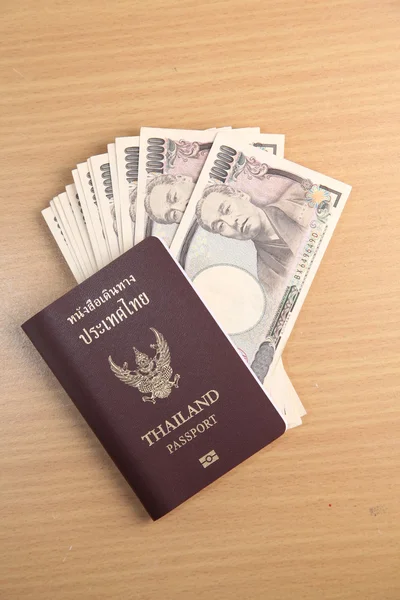 Japonský jen bankovky a thajské passport — Stock fotografie