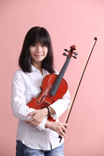 Ασιατικός έφηβος με χαμόγελο βιολί — Φωτογραφία Αρχείου