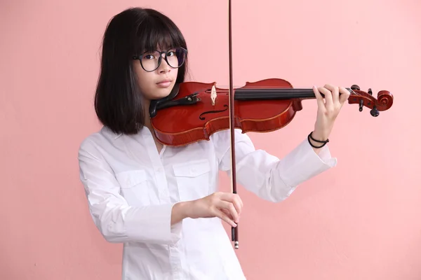 Asiática adolescente blanca camisa con violín — Foto de Stock
