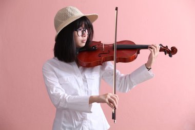 Keman gözlük şapka gülümseme ile Asya teen