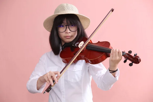Ασιατικός έφηβος με βιολί γυαλιά καπέλο χαμόγελο — Φωτογραφία Αρχείου