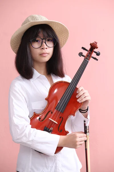 Asiática adolescente con violín gafas sombrero sonrisa — Foto de Stock