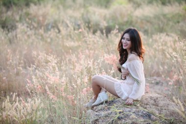 güzel bir kadın tutarak çiçek