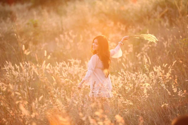 Hermosa mujer sosteniendo flor — Foto de Stock