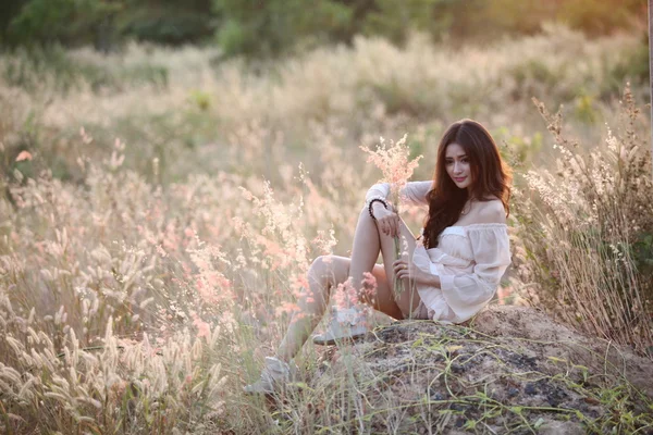 Hermosa mujer sosteniendo flor — Foto de Stock