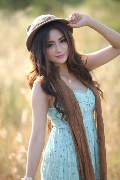 Mulher bonita no campo de chapéu de prado e lenço — Fotografia de Stock