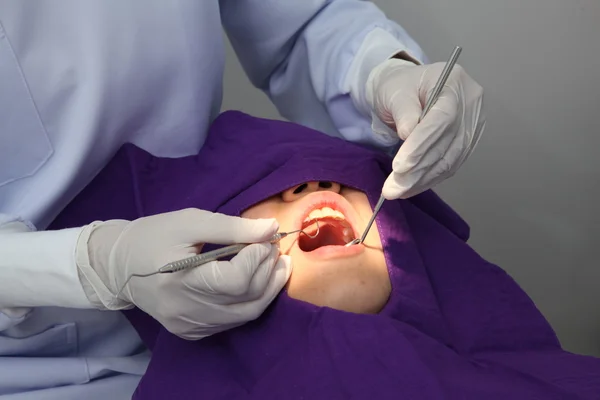 Dentist working on patient — Stock Photo, Image