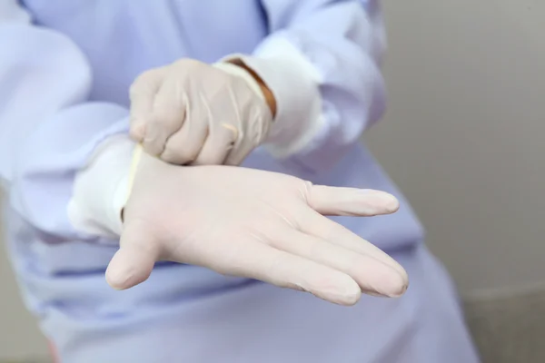 Mani guanto medico preparare operazione — Foto Stock