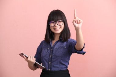 Güzel teen tablet işaret parmağı holding