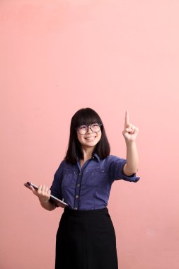 Güzel teen tablet işaret parmağı holding