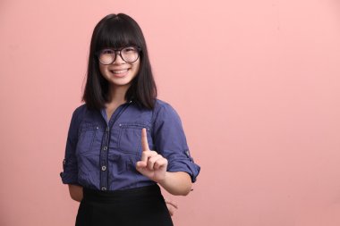 Güzel teen işaret parmağı