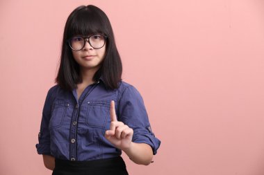 Güzel teen işaret parmağı