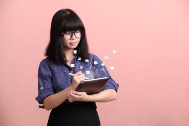 Güzel Asyalı kadın bilgi yazma