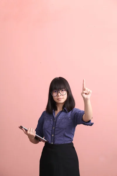 Mooie tiener houden tablet wijzende vinger — Stockfoto