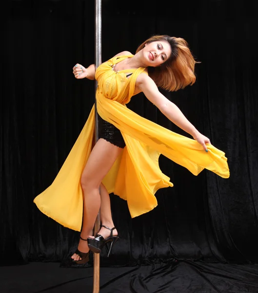 Güzel Asyalı kadın kutup dans — Stok fotoğraf