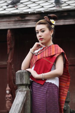 Duran güzel Taylandlı kadın