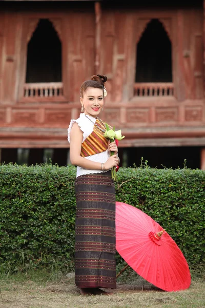 Тайская женщина с лотосом в руках — стоковое фото