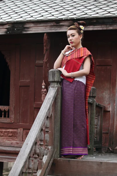 Красивая тайская женщина стоит — стоковое фото