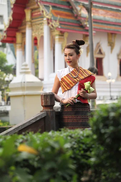 Тайская женщина с лотосом в руках — стоковое фото