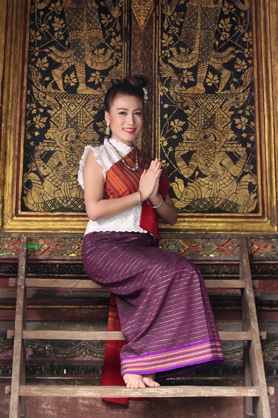 Тайская женщина сидит на лестнице — стоковое фото
