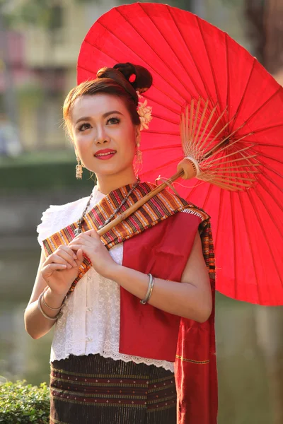 Mulher tailandesa bonita segurando guarda-chuva vermelho — Fotografia de Stock