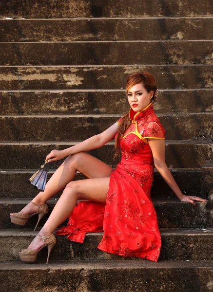 Femme en robe chinoise en pose sexy — Photo