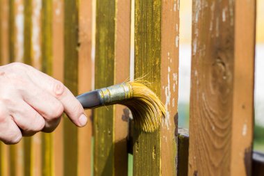 Ahşap çit fırça ile fırçalama