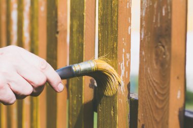 Ahşap çit fırça ile fırçalama