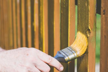 Ahşap çit fırça ile fırçalama