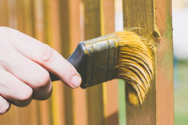 Ahşap çit fırça ile fırçalama