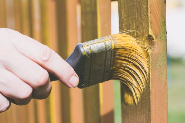 Ahşap çit fırça ile fırçalama