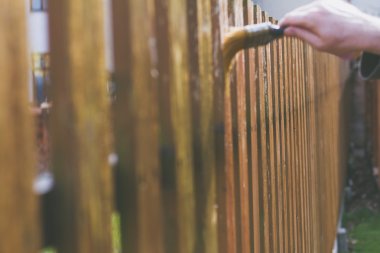 Ahşap çit fırça ile fırçalama