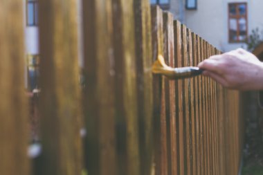 Ahşap çit fırça ile fırçalama