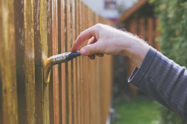 Ahşap çit fırça ile fırçalama