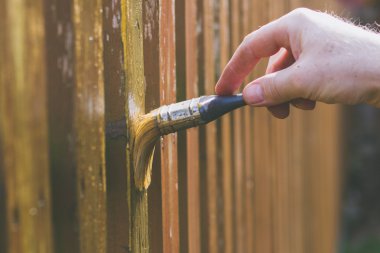 Ahşap çit fırça ile fırçalama