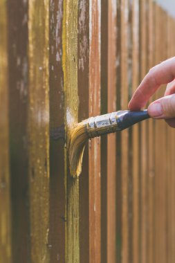Ahşap çit fırça ile fırçalama