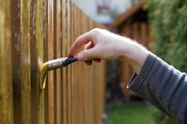 Ahşap çit fırça ile fırçalama