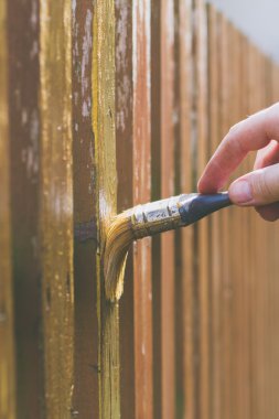 Ahşap çit fırça ile fırçalama