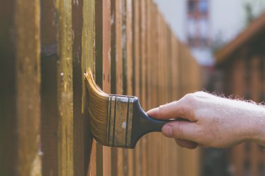 Ahşap çit fırça ile fırçalama