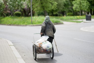 Yaşlı kadın ile çöp sepeti üzerine