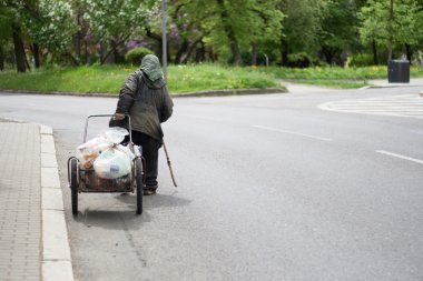 Yaşlı kadın ile çöp sepeti üzerine