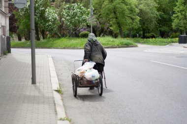 Yaşlı kadın ile çöp sepeti üzerine
