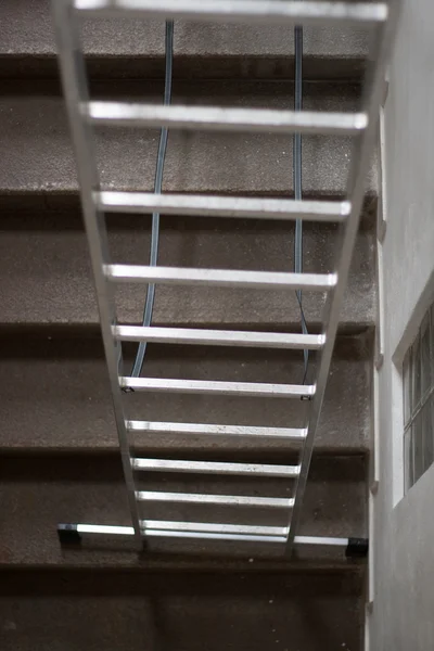 Escada escada de metal em escadas — Fotografia de Stock